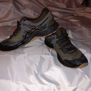 Size 10 aasic running shoes